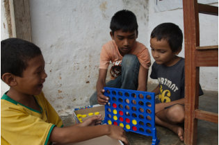 Sundar, Santosh and Pujan playing connect4